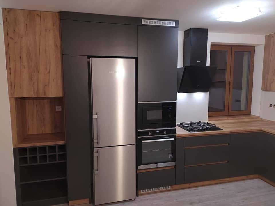 Anthrazitfarbene Küche mit Eichenregal, Weinregal und Edelstahl-Kühlschrank