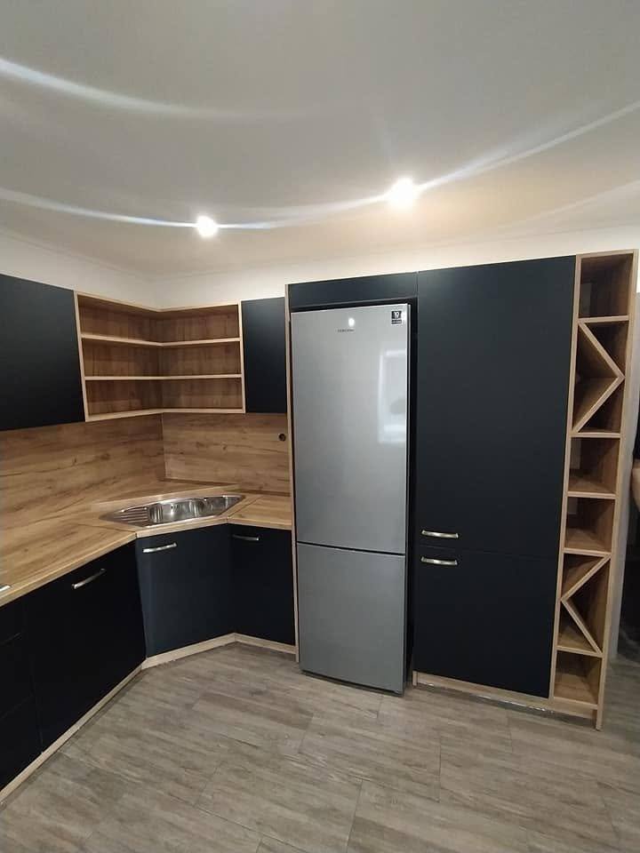 Anthrazitfarbene Küche mit Eichenregal, Weinregal und Kühlschrank