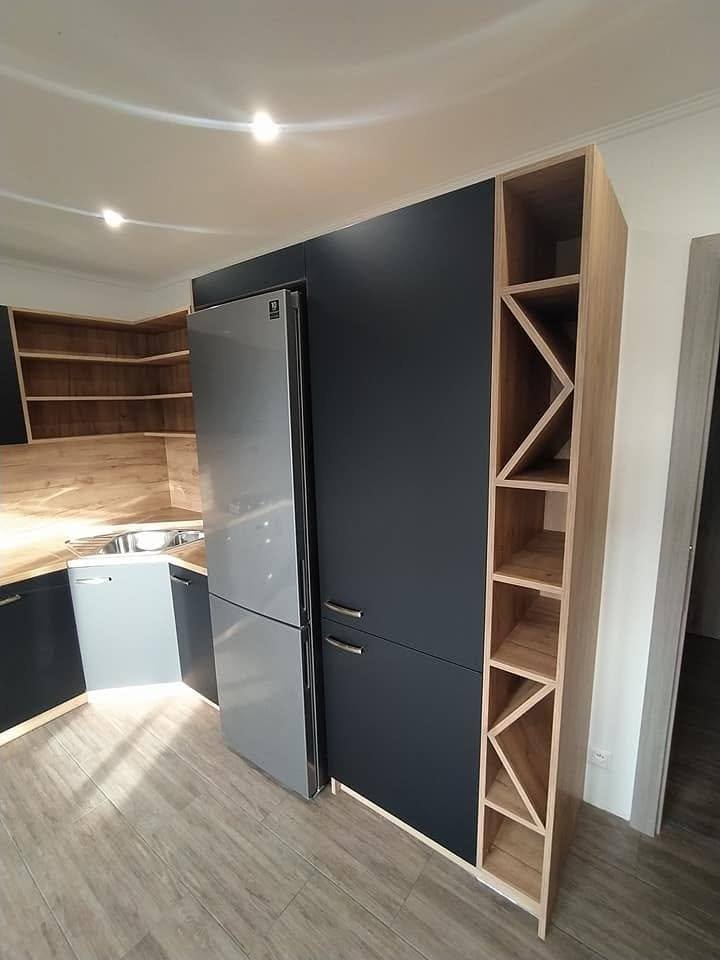 Anthrazitfarbener Hochschrank mit kreuzförmigem Eichenregal