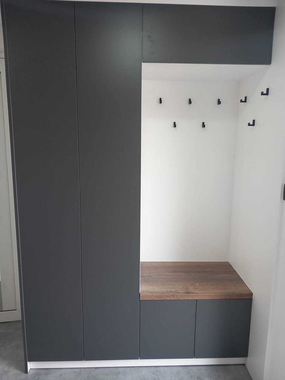 Frontalansicht von Anthrazitkasten, Nische mit Haken und Sitzbank