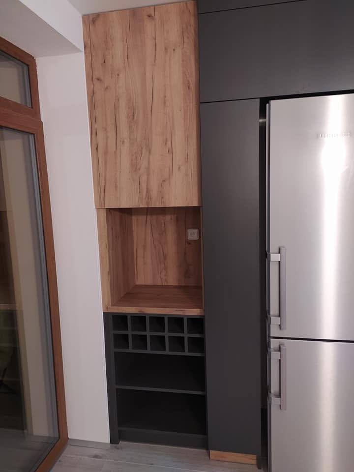 Anthrazitfarbener Hochschrank mit Eichenrahmen und offenem Weinregal.