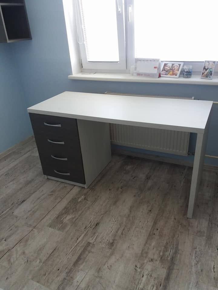 Schreibtisch mit dunklem Schubladencontainer am Fenster