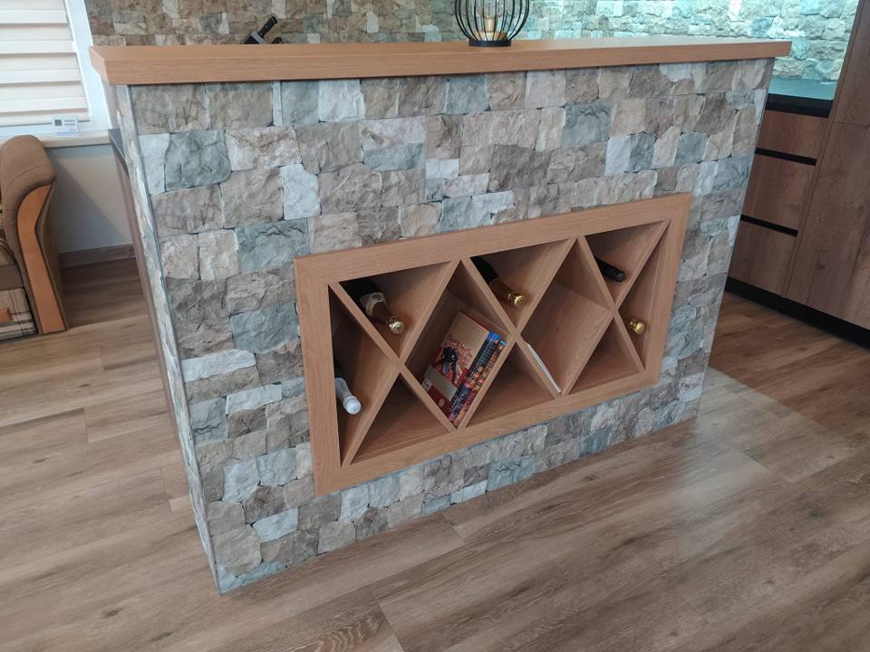 Steinverkleidete Bartheke mit Weinregal in Eiche in X-Form