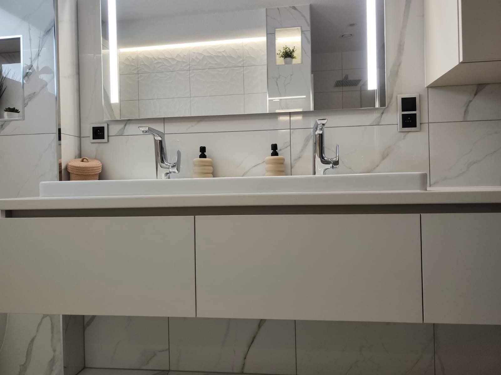 Beiges Set mit hinterleuchtetem Spiegel über dem Becken