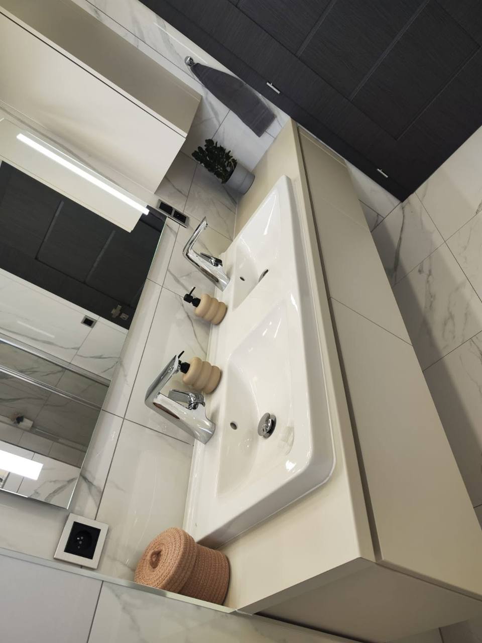 Blick von oben auf den Schrank mit Doppelbecken