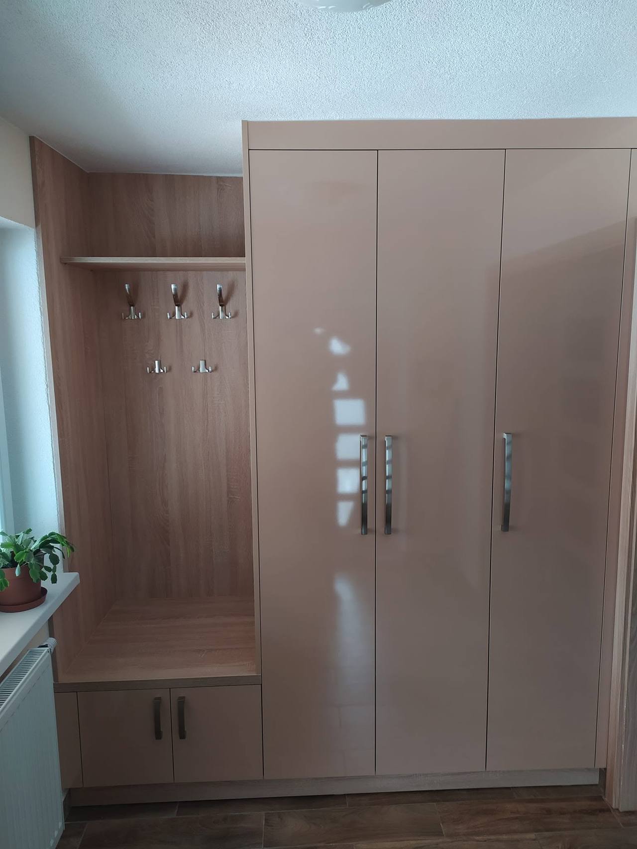 Vorzimmer mit beigem Kasten und Eichennische mit Bank beim Fenster