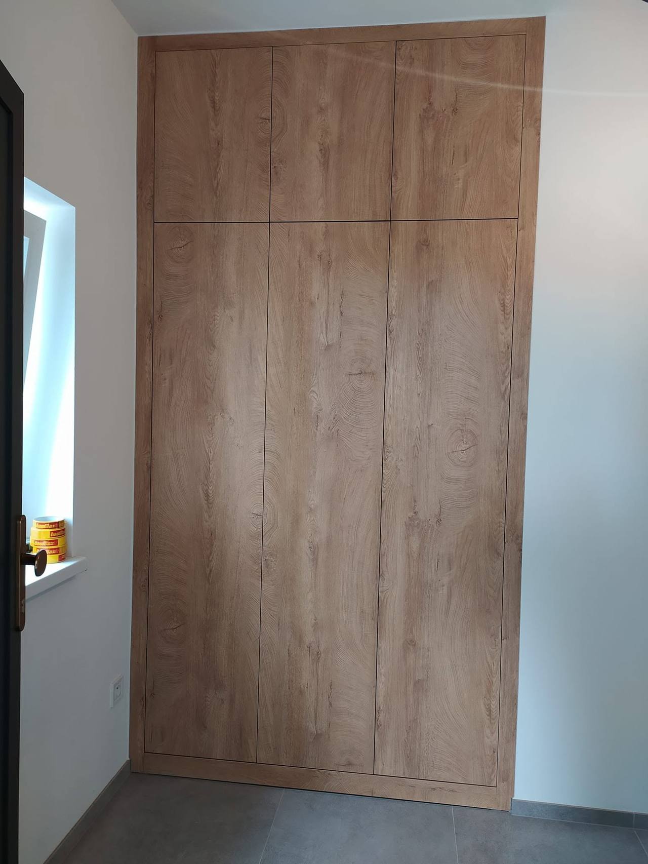 Griffloser Kasten in Eichendekor mit Aufsätzen neben dem Fenster
