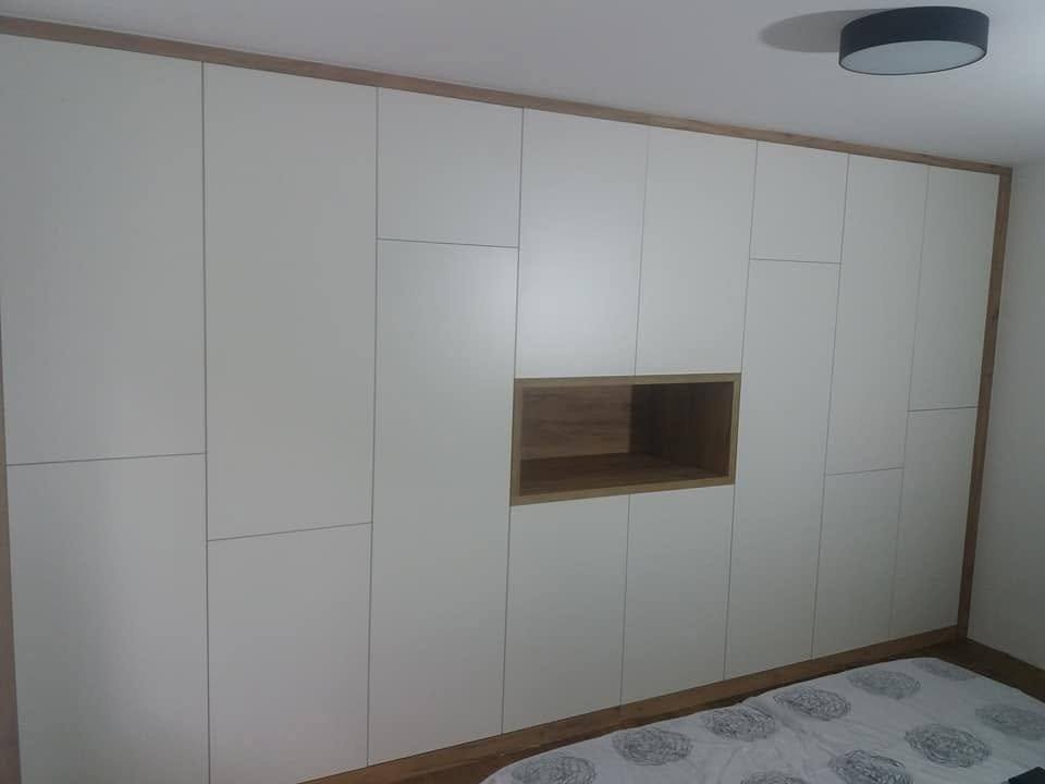 Kastenwand mit scharf abgebildeter Eiche-Nische hinter dem Bett.