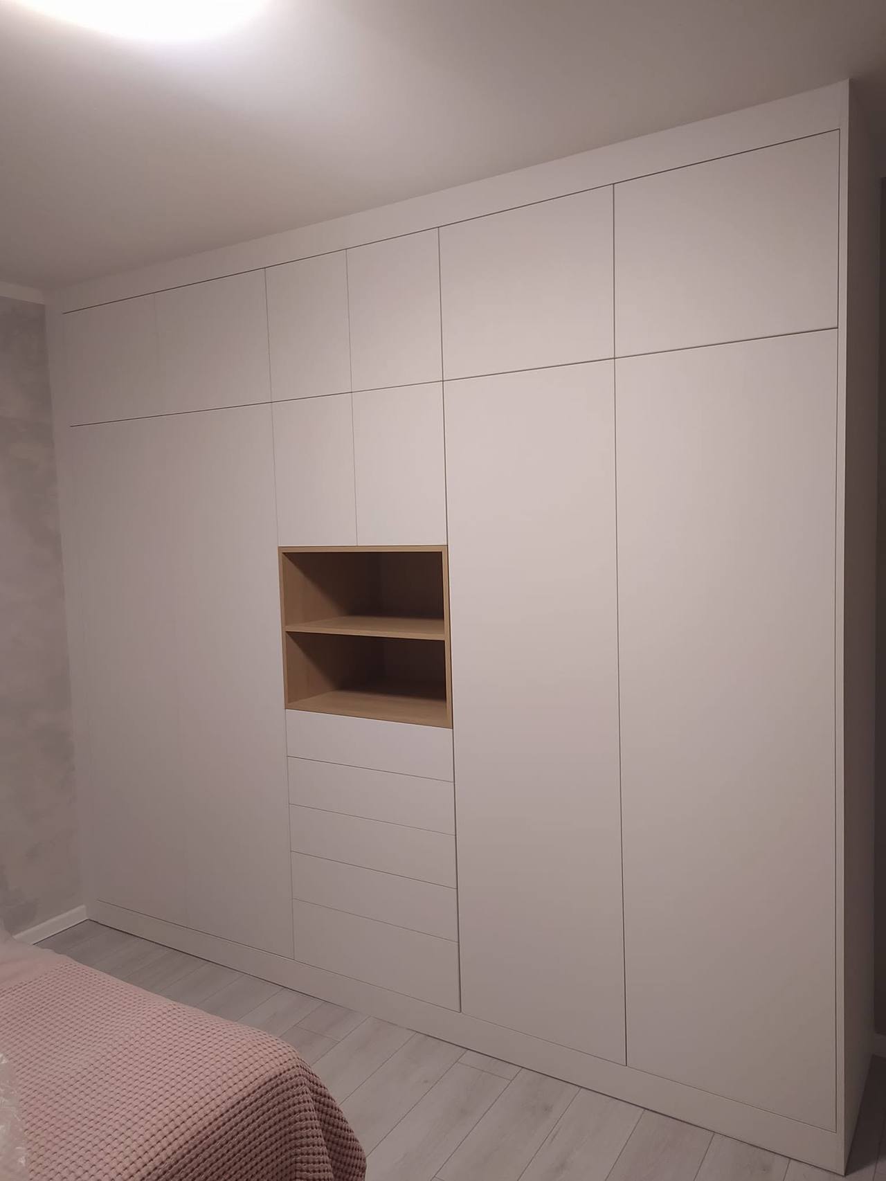 Griffloser Einbaukasten mit kleiner Nische in Eiche im Schlafzimmer