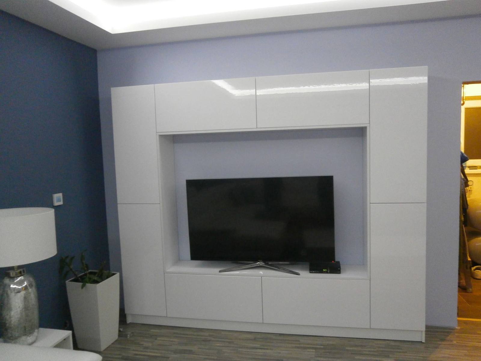 Weiße griffleiste TV-Wand mit Fernsehnische