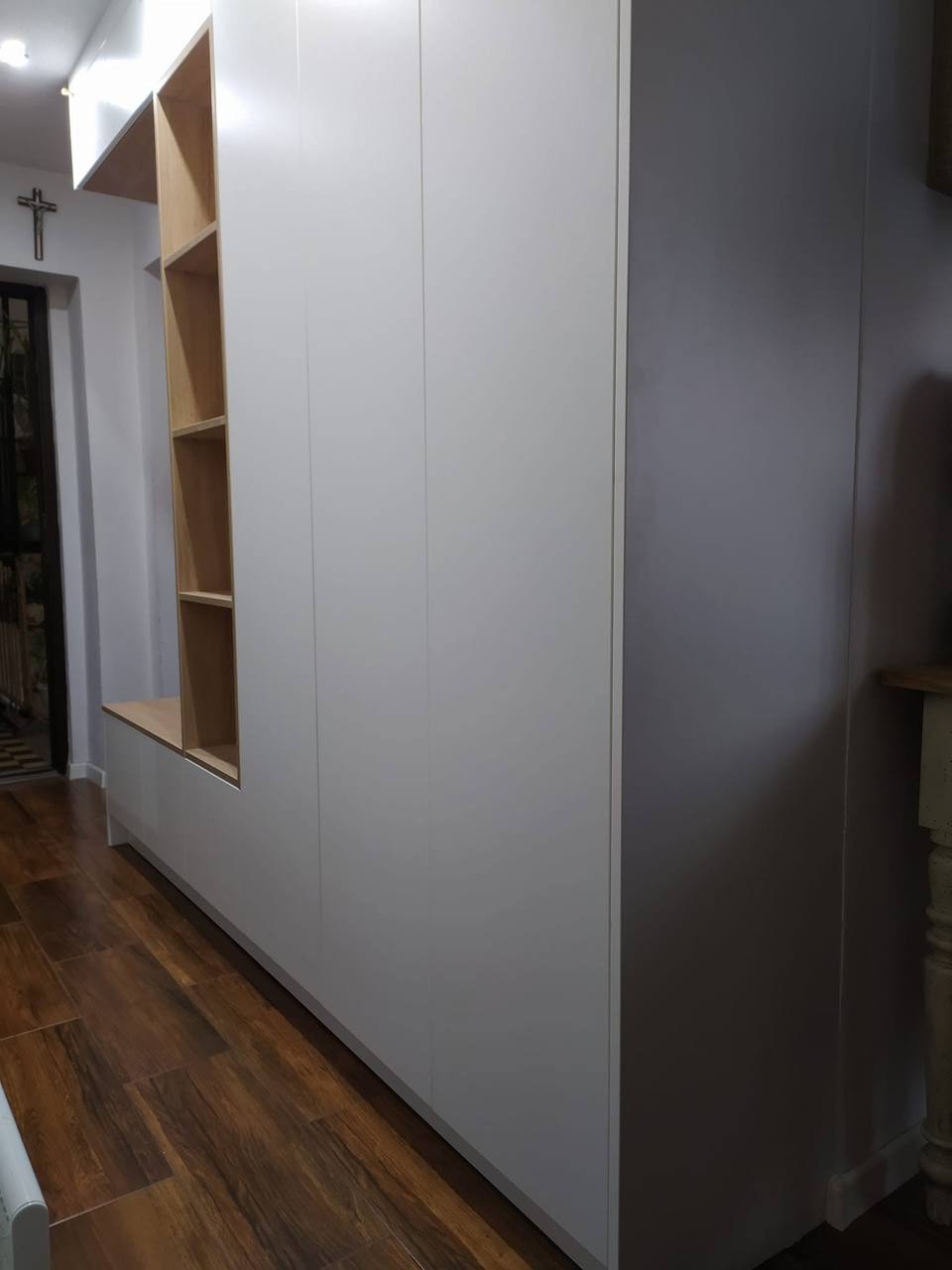 Weiße Stauraumwand bis zur Decke mit Eichen-Nische im Vorzimmer