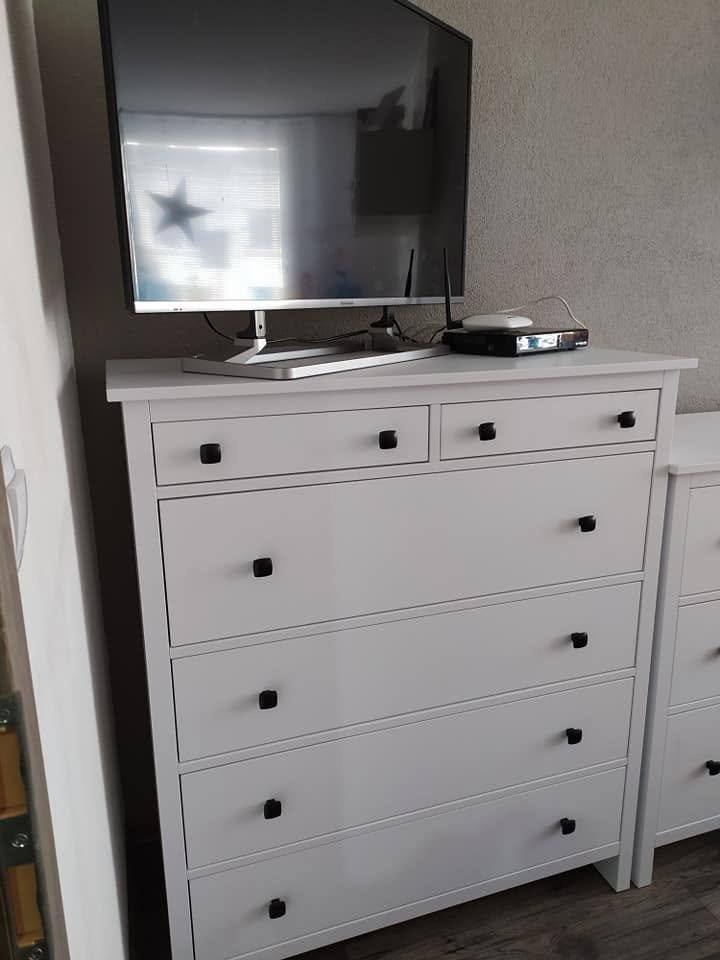 Detail der weißen Kommode mit schwarzen Knopfgriffen
