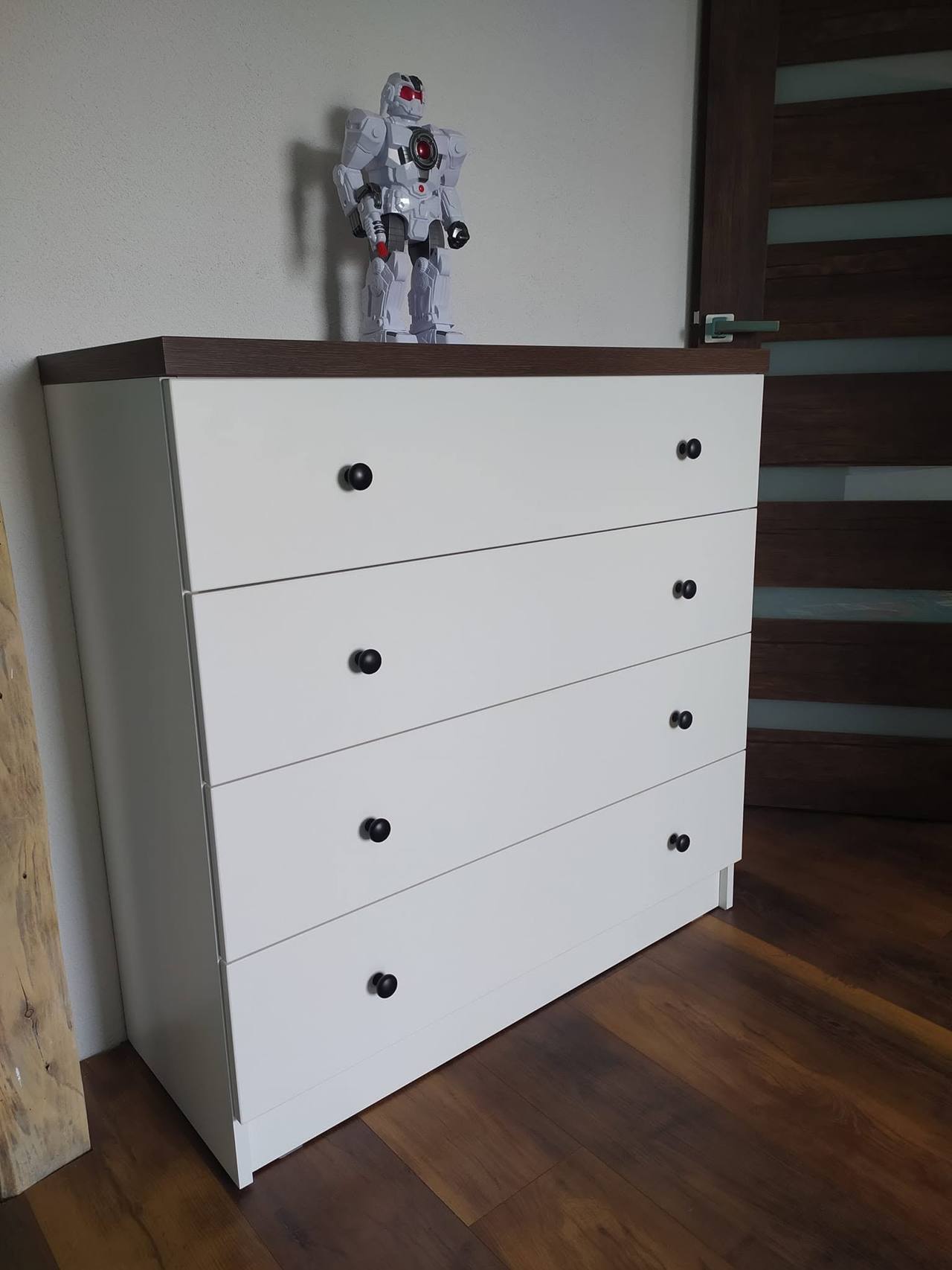 Weiße Ladenkommode mit Nussplatte und schwarzen Knopfgriffen