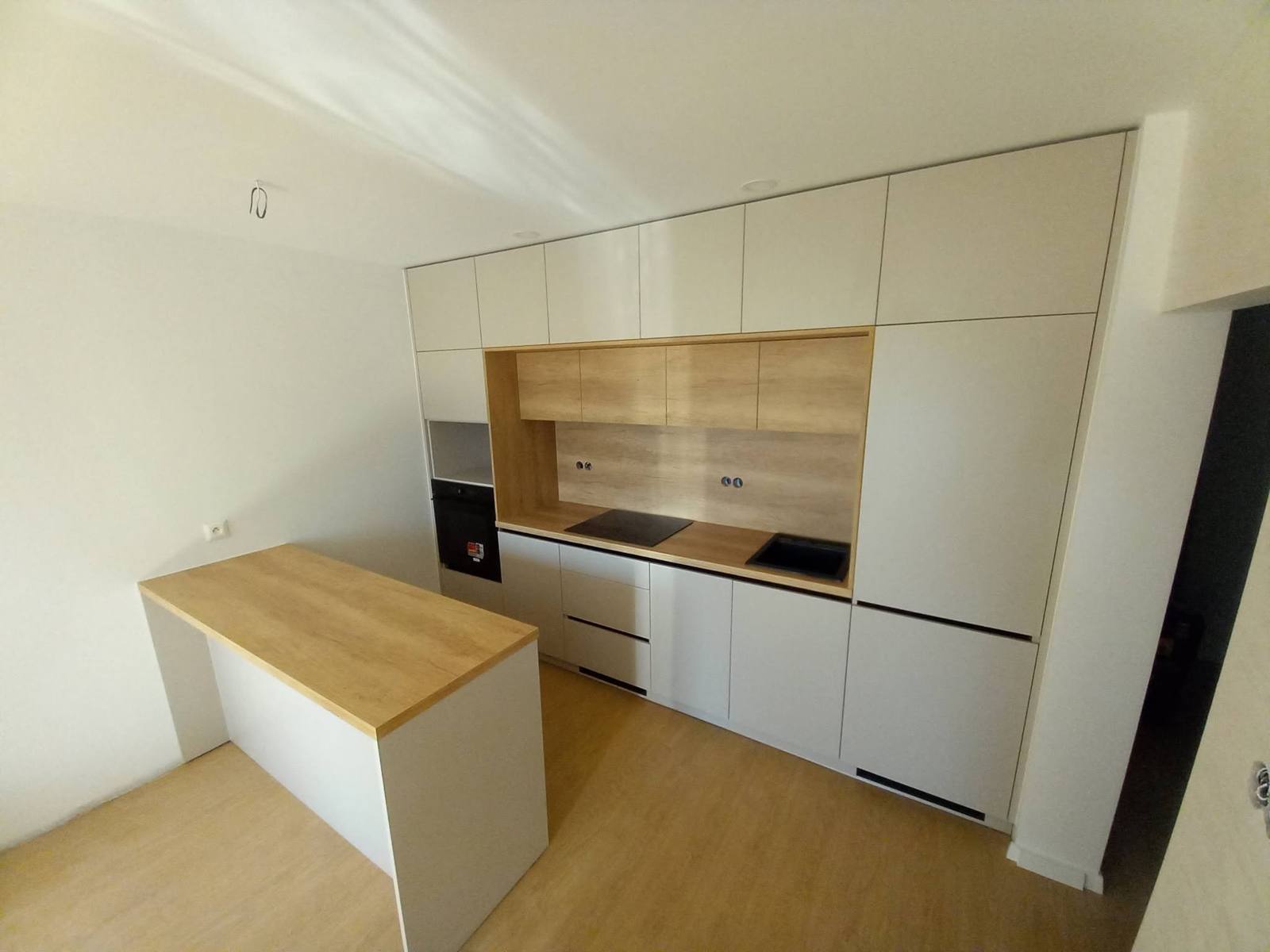 Weiße Schrankwand bis zur Decke mit Eichennische und Insel