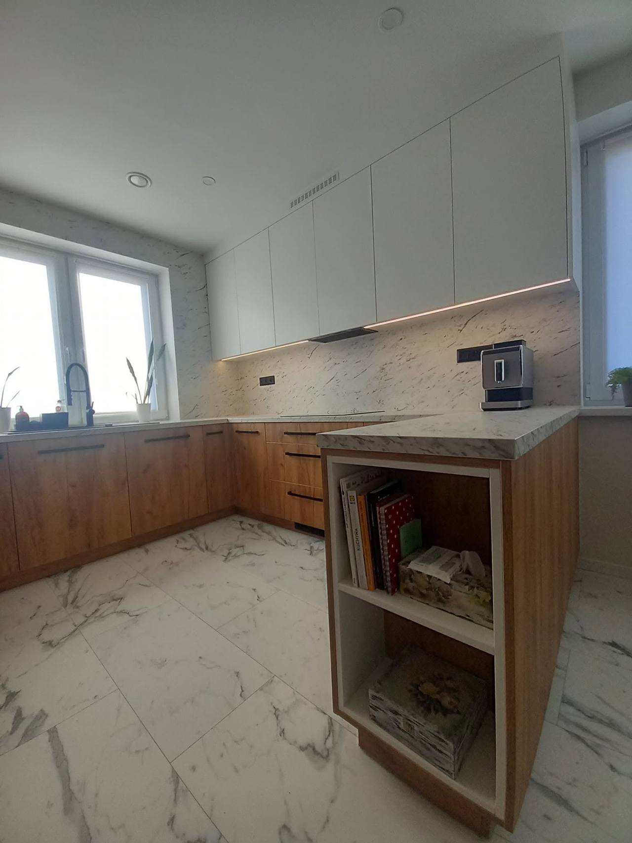 Küche mit Eichenkästen, weißen Oberkästen und Insel mit Board.