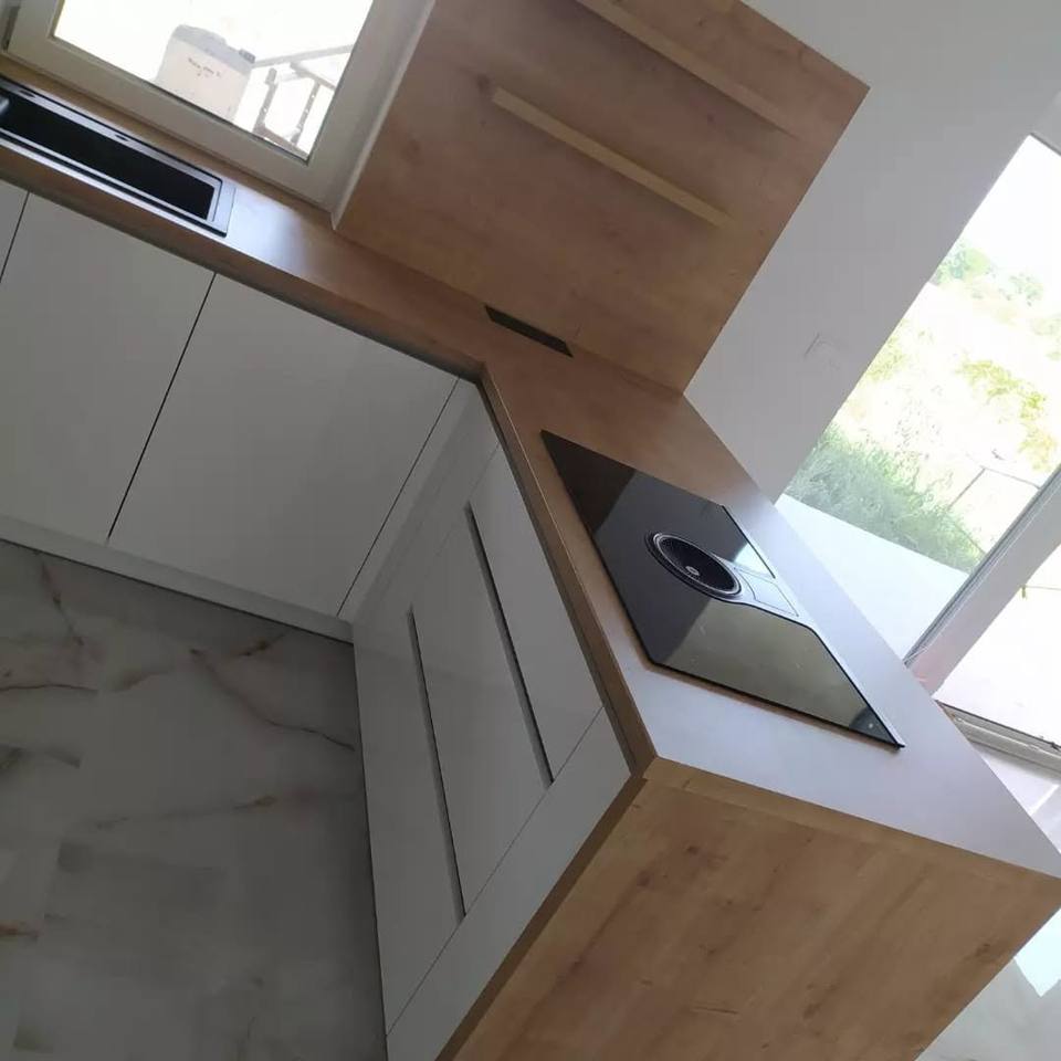 Zeilenende mit Induktionskochfeld und Seitenwange in Eichenoptik