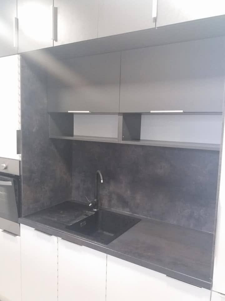 Offenes Bord unter den Oberkästen über Rückwand in Betonoptik