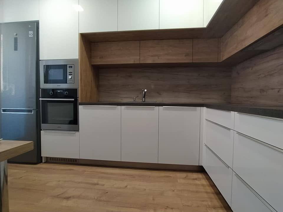 Weiße Küche mit markantem offenem Regal in dunklem Holzdekor