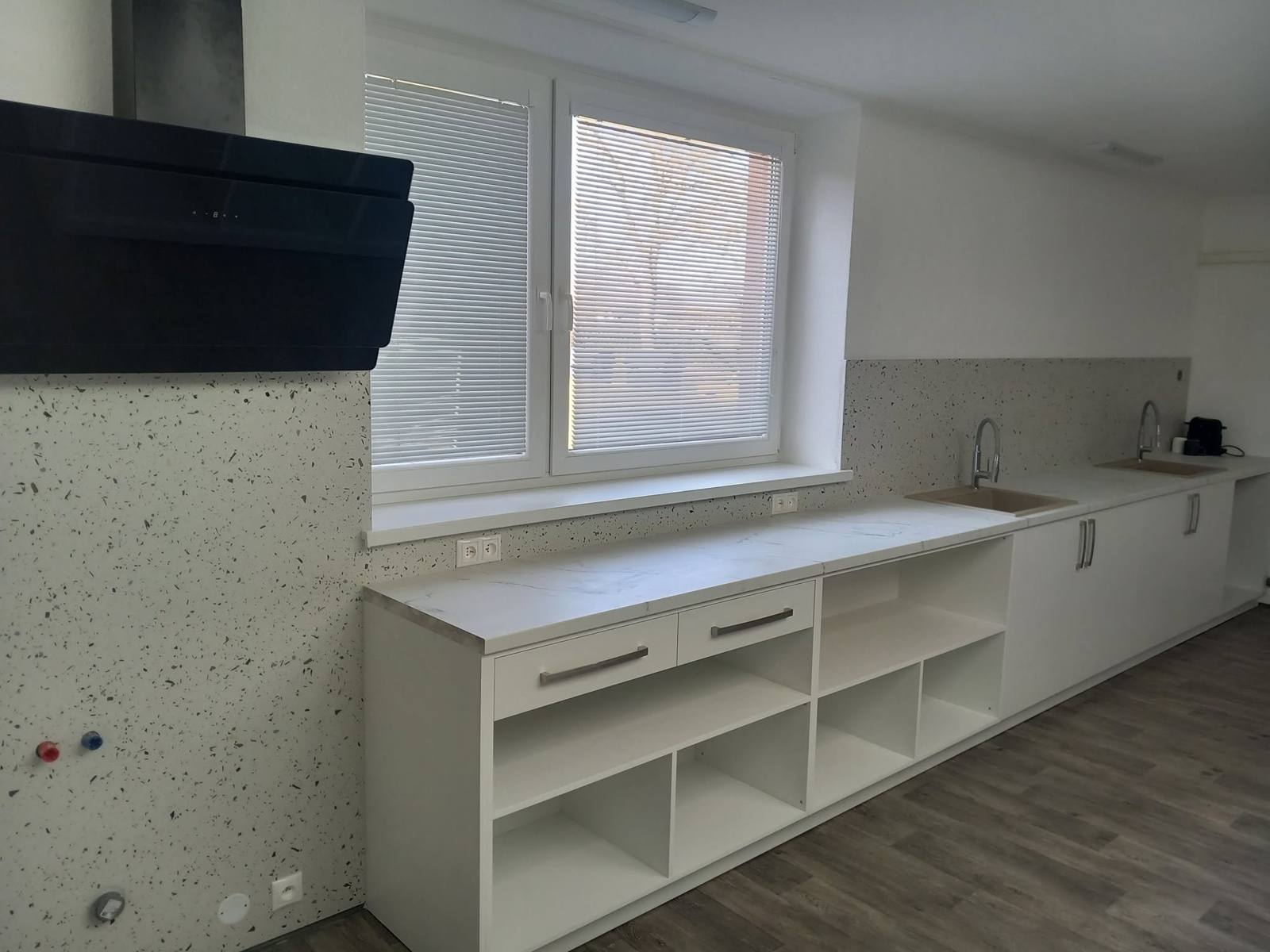 Weiße Zeile unter dem Fenster mit offenen Fächern und Schrägabzug