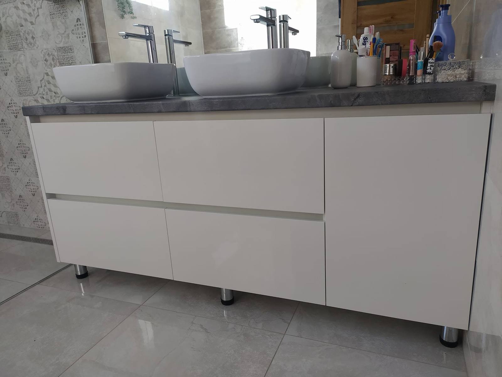 Weißer Badschrank auf Füßen mit zwei Waschbecken