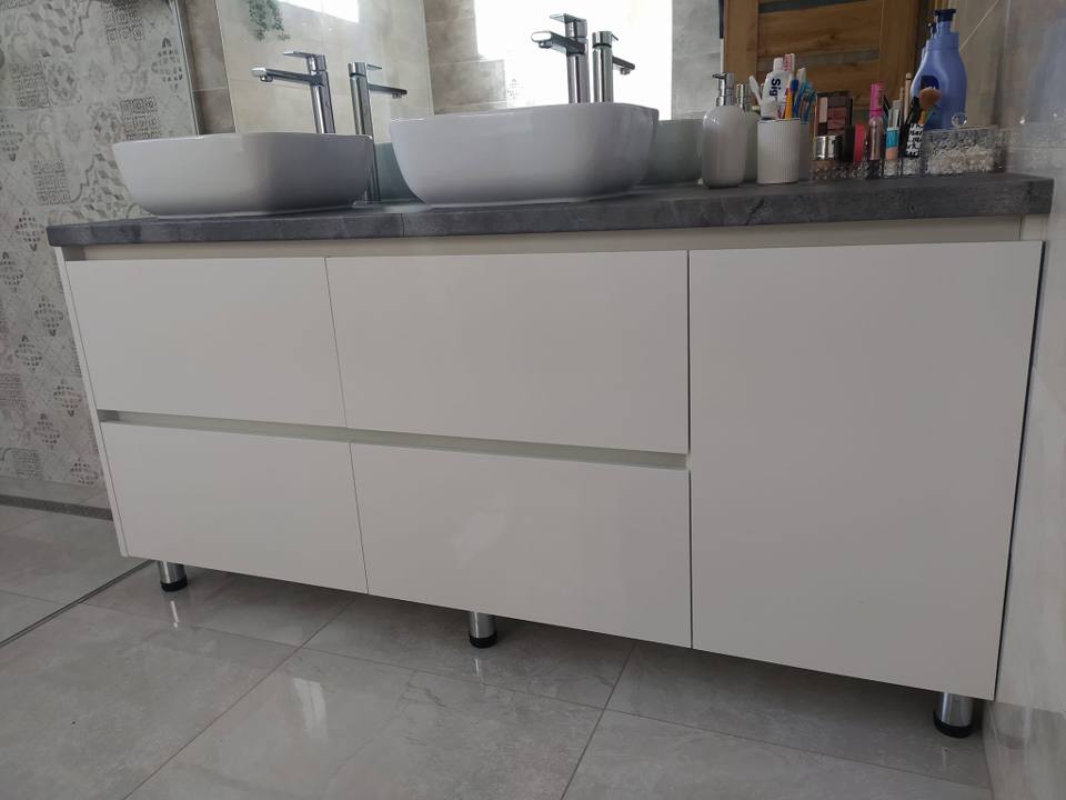 Weißer Badschrank auf Füßen mit zwei Waschbecken