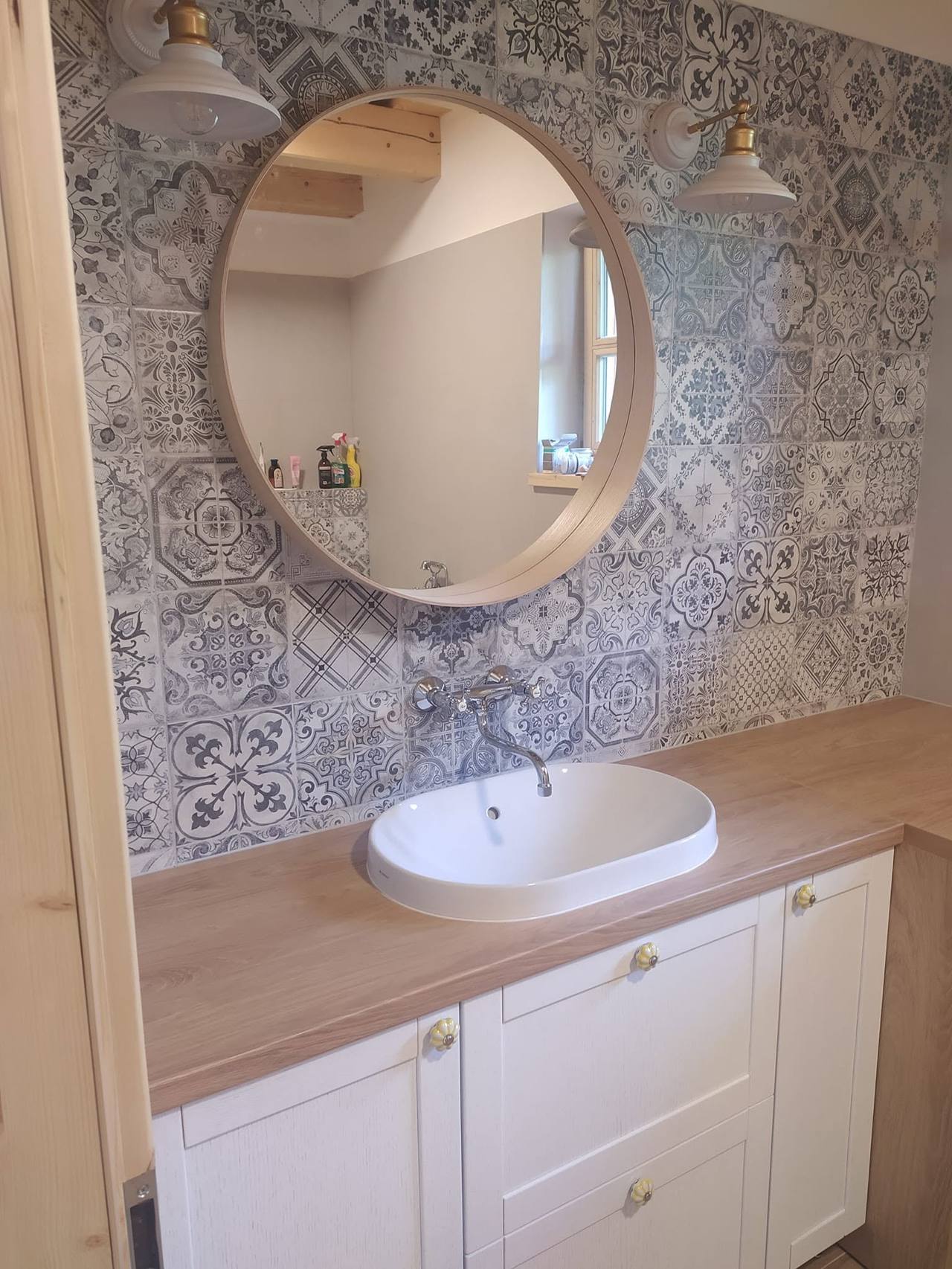 Weißer Badschrank mit Eichenplatte und rundem Spiegel