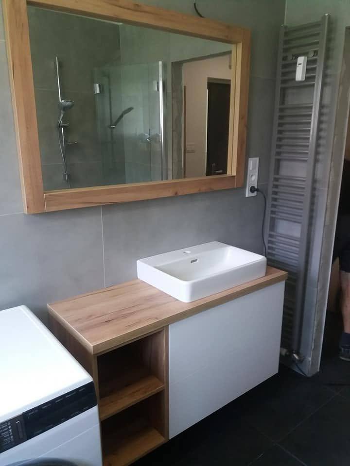 Weißer Badschrank mit Eichenplatte, Regalen und Spiegel