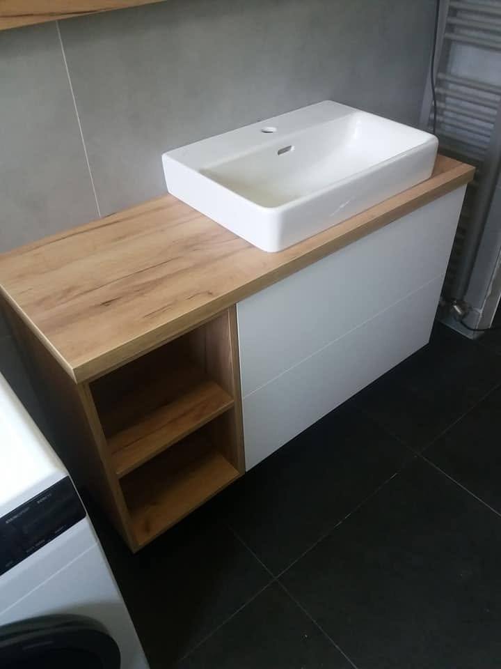 Weißer Schrank mit Eichenplatte und offenen Regalen unter dem Becken