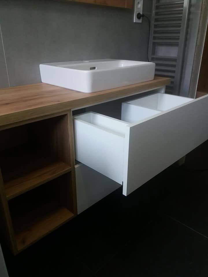 Offene weiße Schublade im Badschrank mit Eichenkorpus