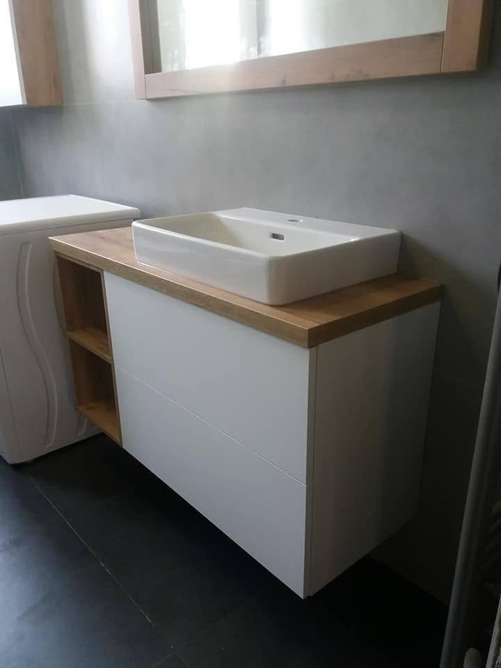 Weißer Badschrank mit Eichenplatte und seitlichem Regal