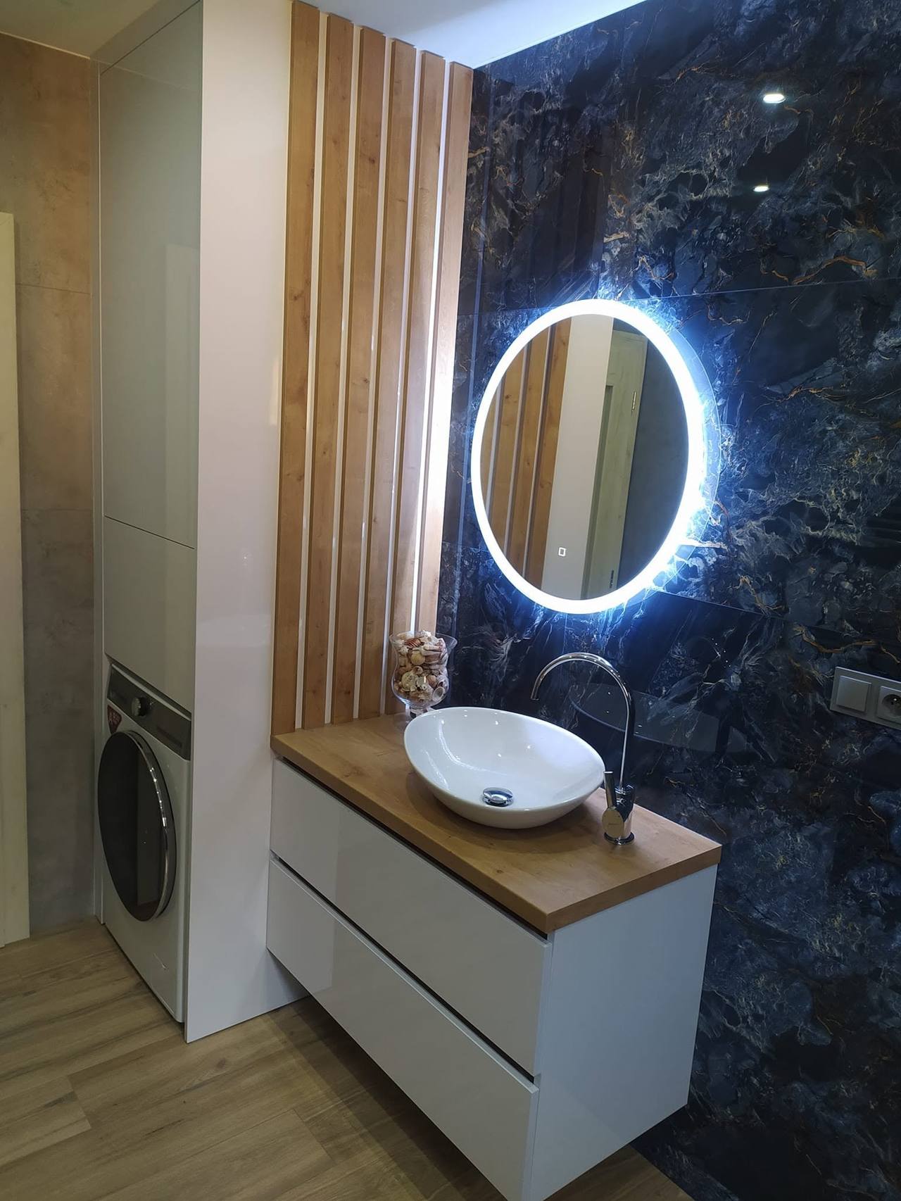 Badschrank mit Eichenplatte an der Lamellenwand aus der Nähe