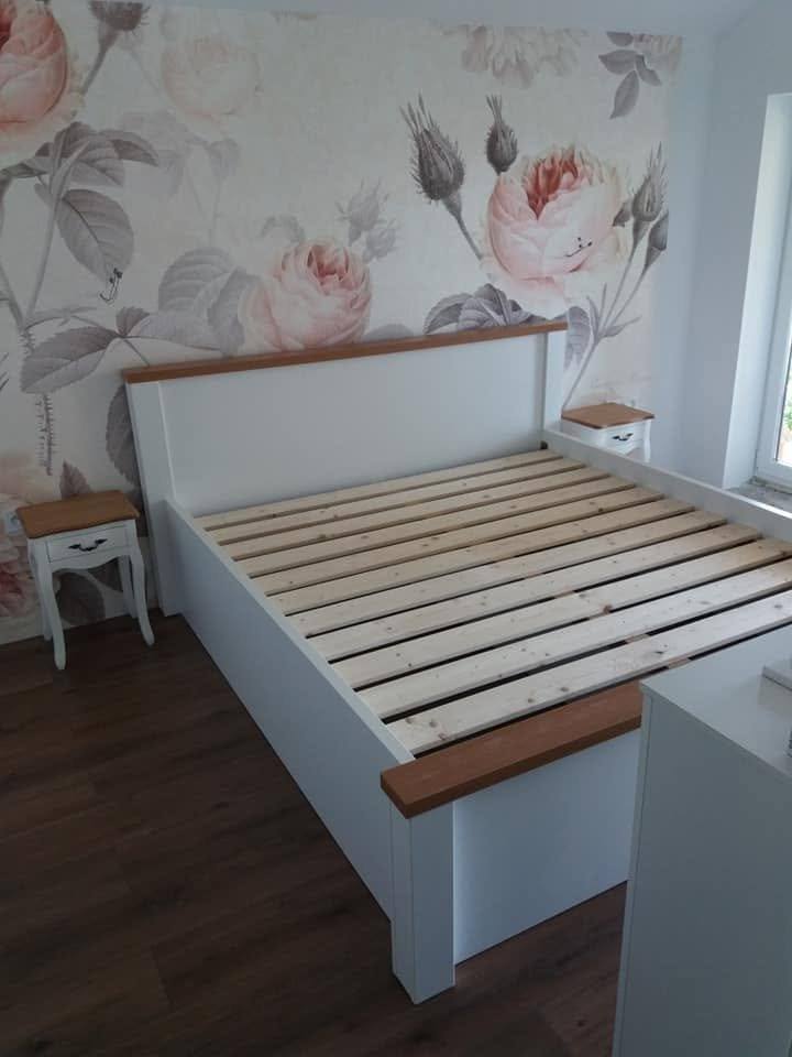 Weißes Doppelbett mit Eichenkanten und Lattenrost vor der Tapete