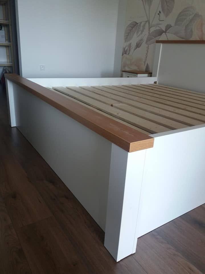 Weißes Doppelbett mit Eichenkante und Lattenrost