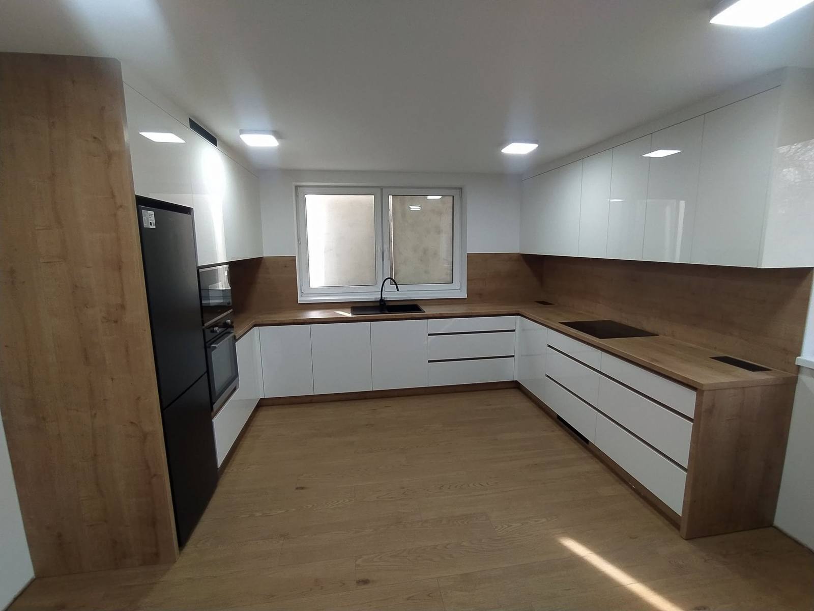 U-Küche mit Hochkastenblock und Seitenwange in Eiche