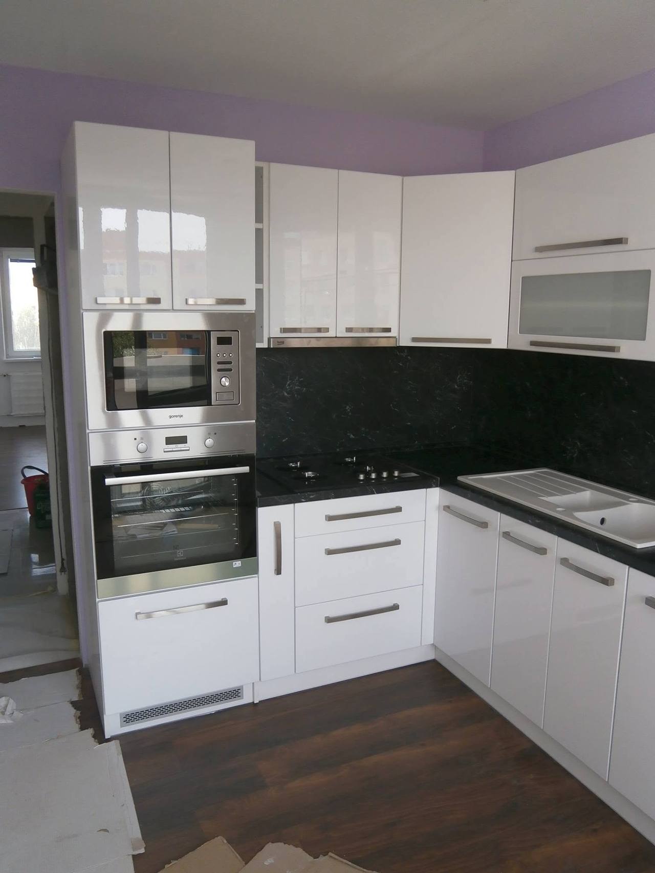 L-Küche mit Hochschrank für Mikrowelle und Backrohr