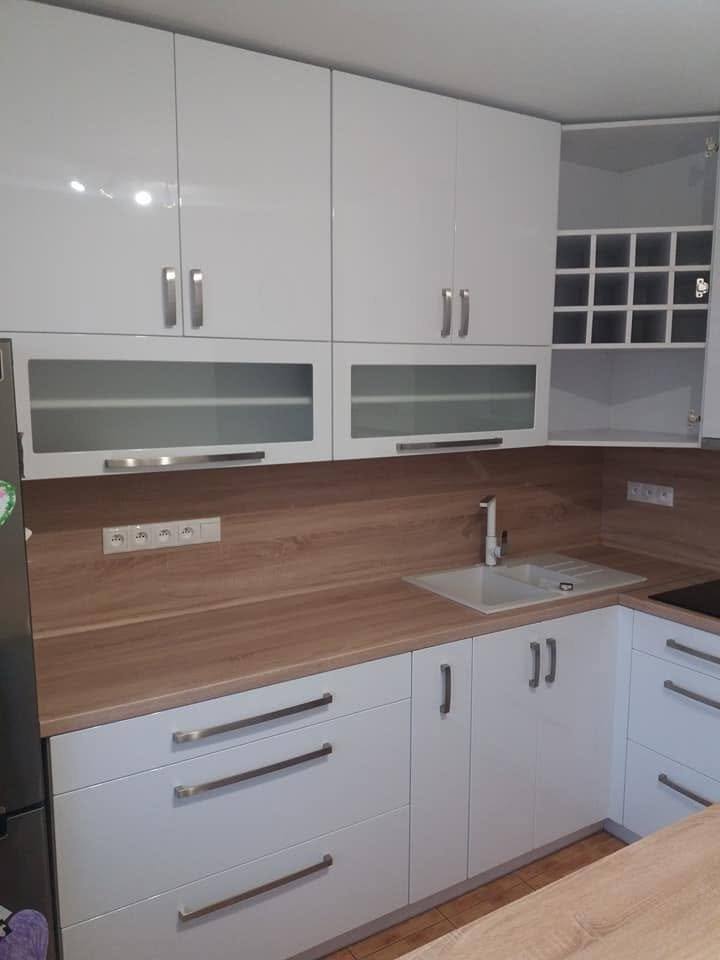 Klappen mit Satinatoglas und Weinregal über der Abwasch