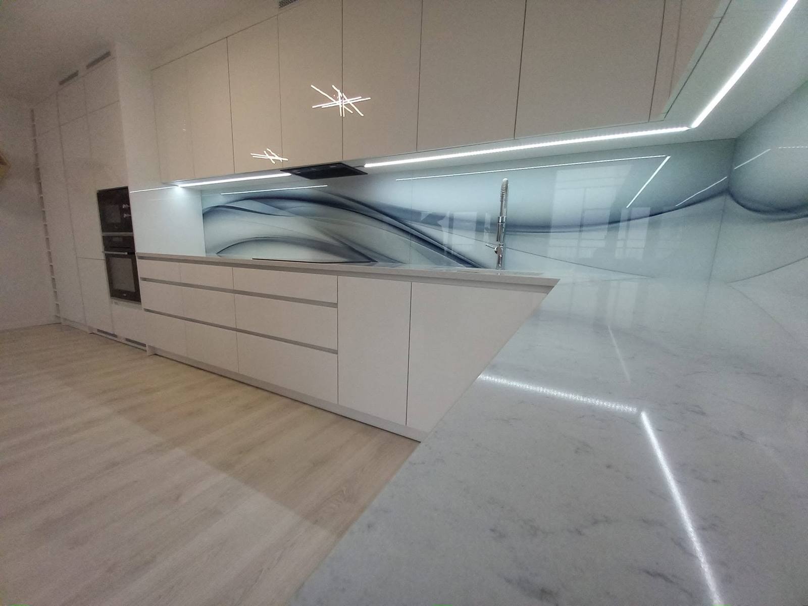 Blick entlang der Zeile auf die Arbeitsplatte in heller Steinoptik