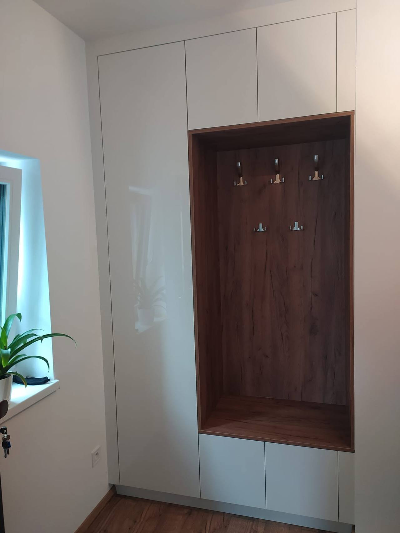 Einbaukasten mit Nische neben dem Fenster im Vorzimmer