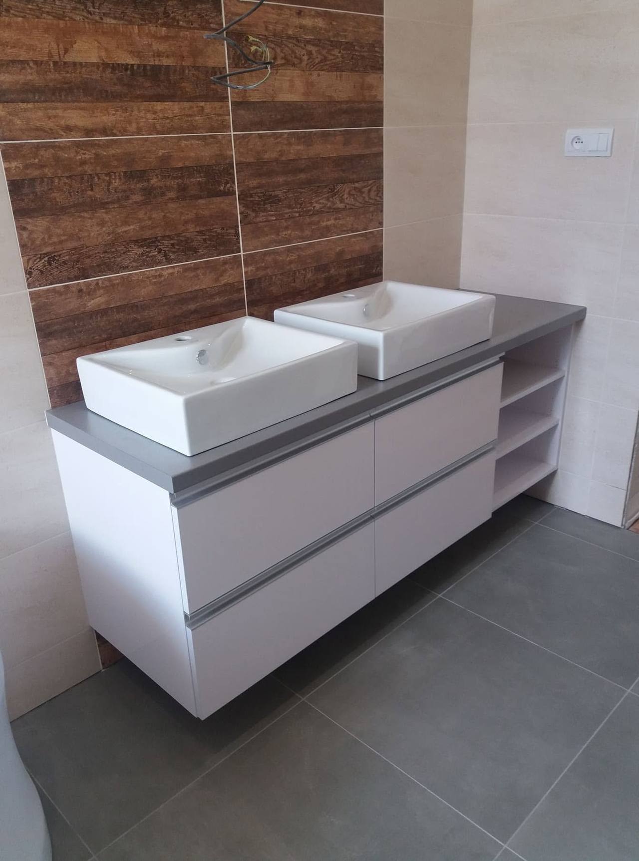 Weißer Glanzschrank mit zwei Becken und Regalen