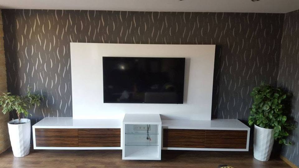 Weiße TV-Wand mit Couchtisch in Nussbaumdekor vor gemusterter Wand