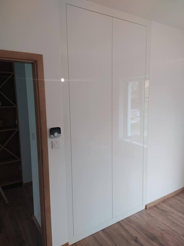 Einbaukasten zwischen zwei Türen im Vorzimmer.