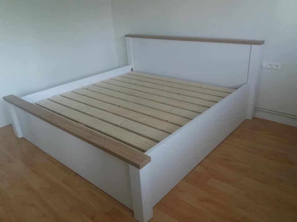 Weißes Doppelbett mit Eichenkanten und Lattenrost