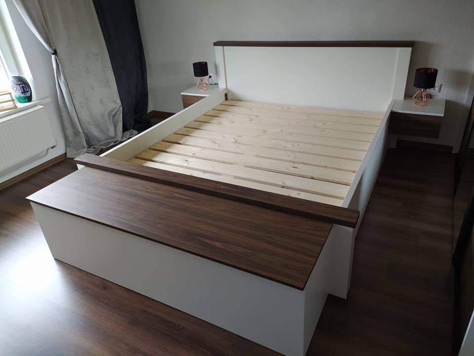 Weißes Bett mit Truhendeckel in Nussdekor und Nachtkästchen