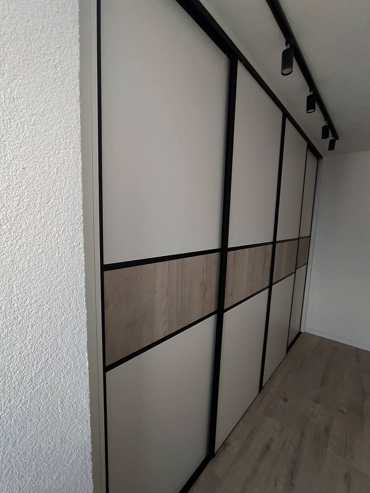 Weißer Schwebetürenkasten mit Eichenband und schwarzen Profilen