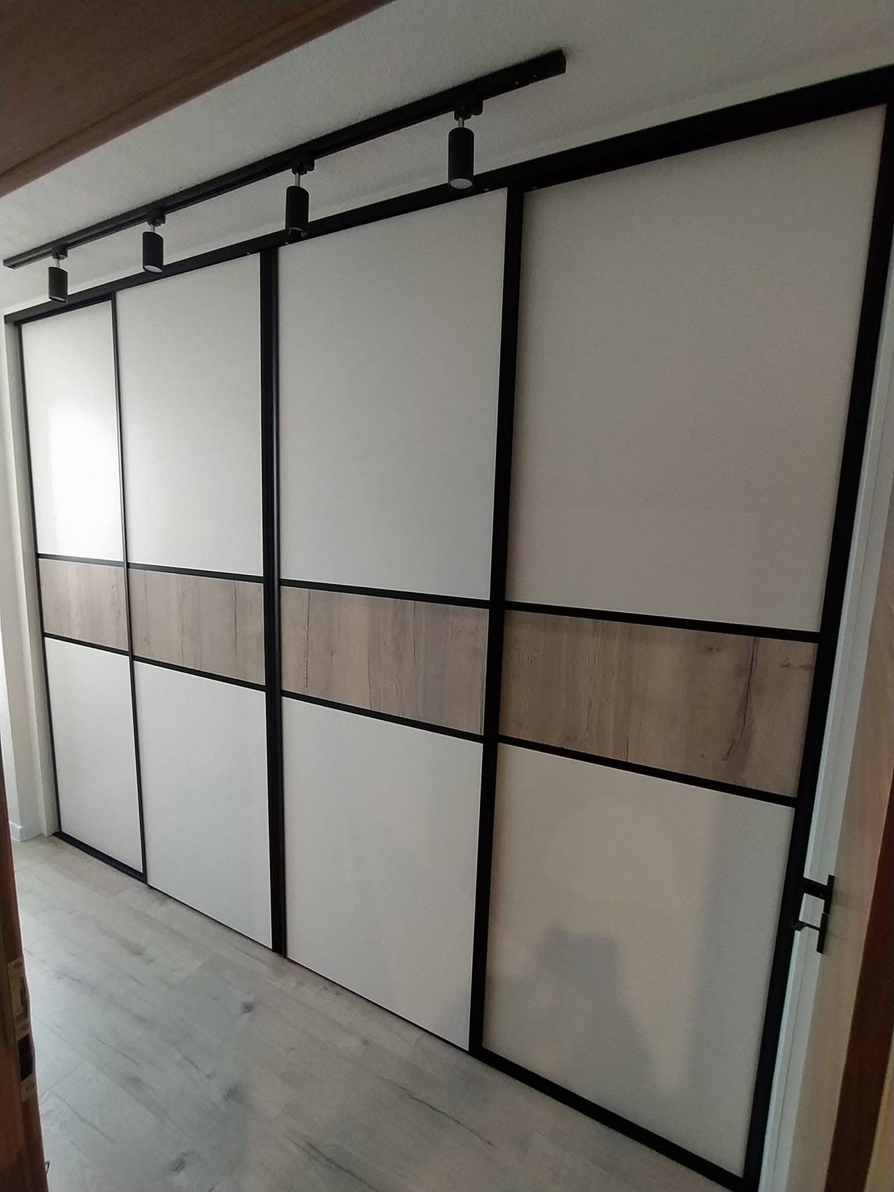 Schwebetürenkasten über die ganze Wand mit weißen und Eichenfeldern