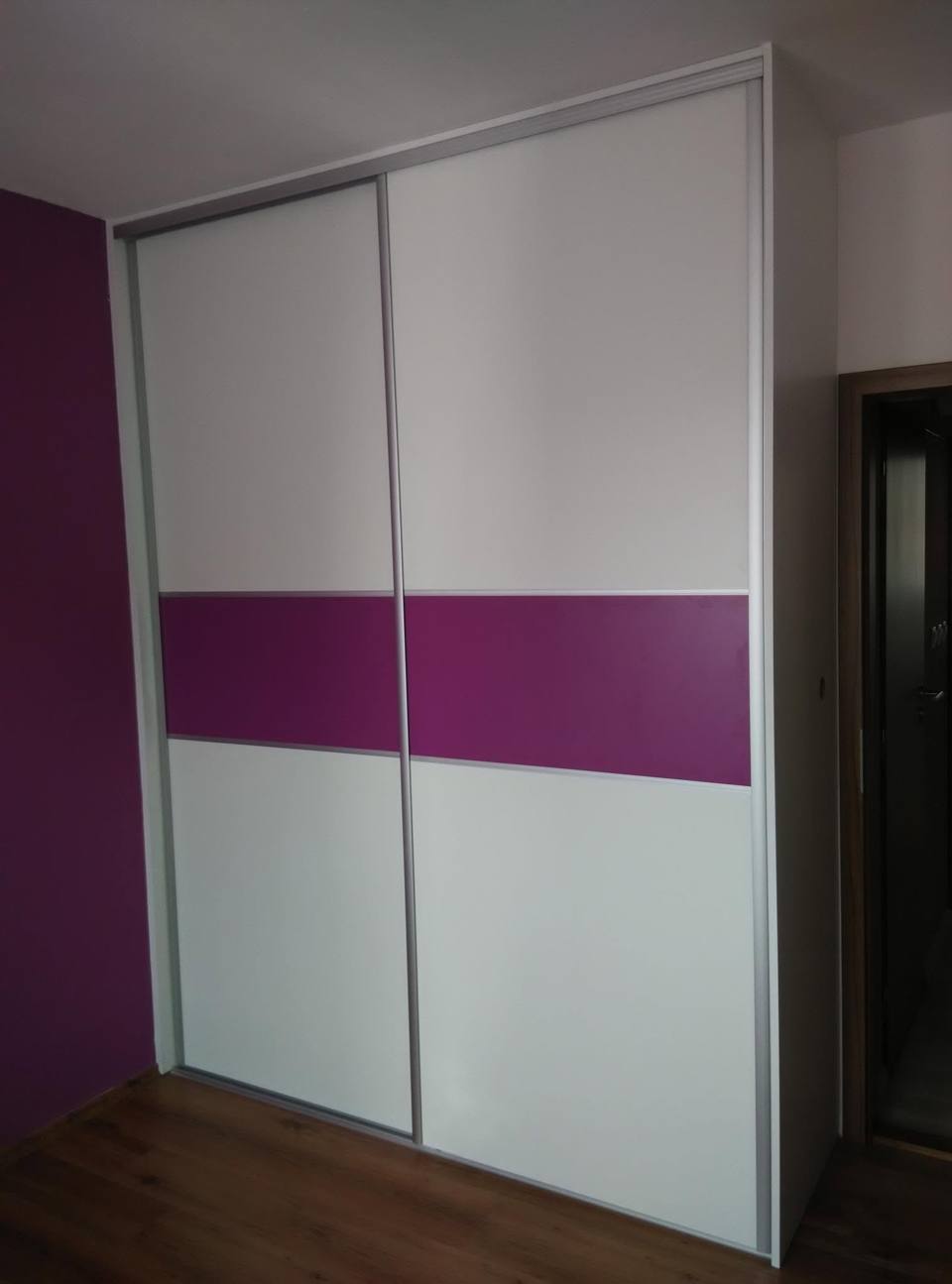 Weißer Schiebetürenkasten mit violettem Streifen an violetter Wand