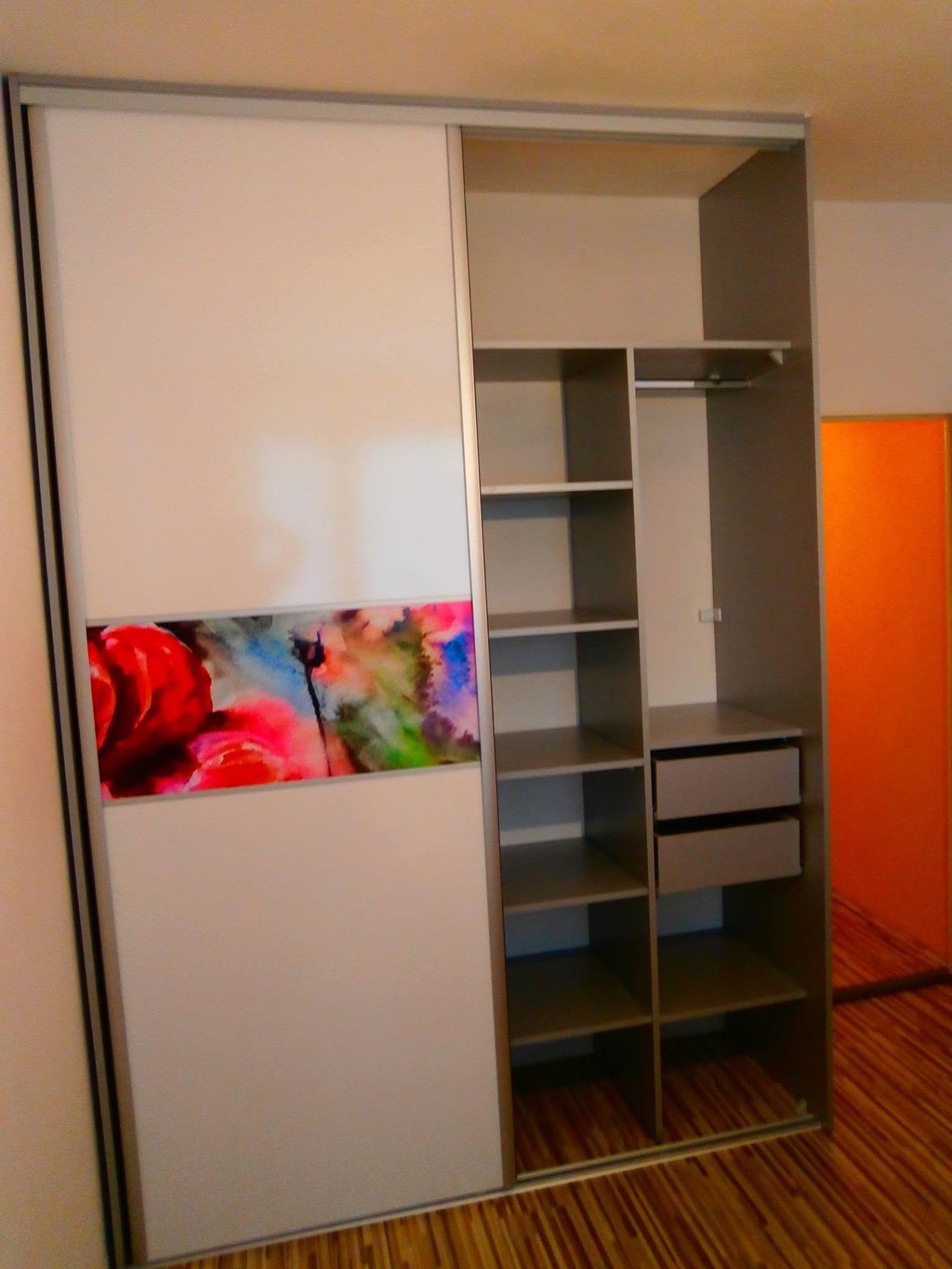 Weißer Kasten mit Blumen-Fotodruck, grauen Fachböden und Laden