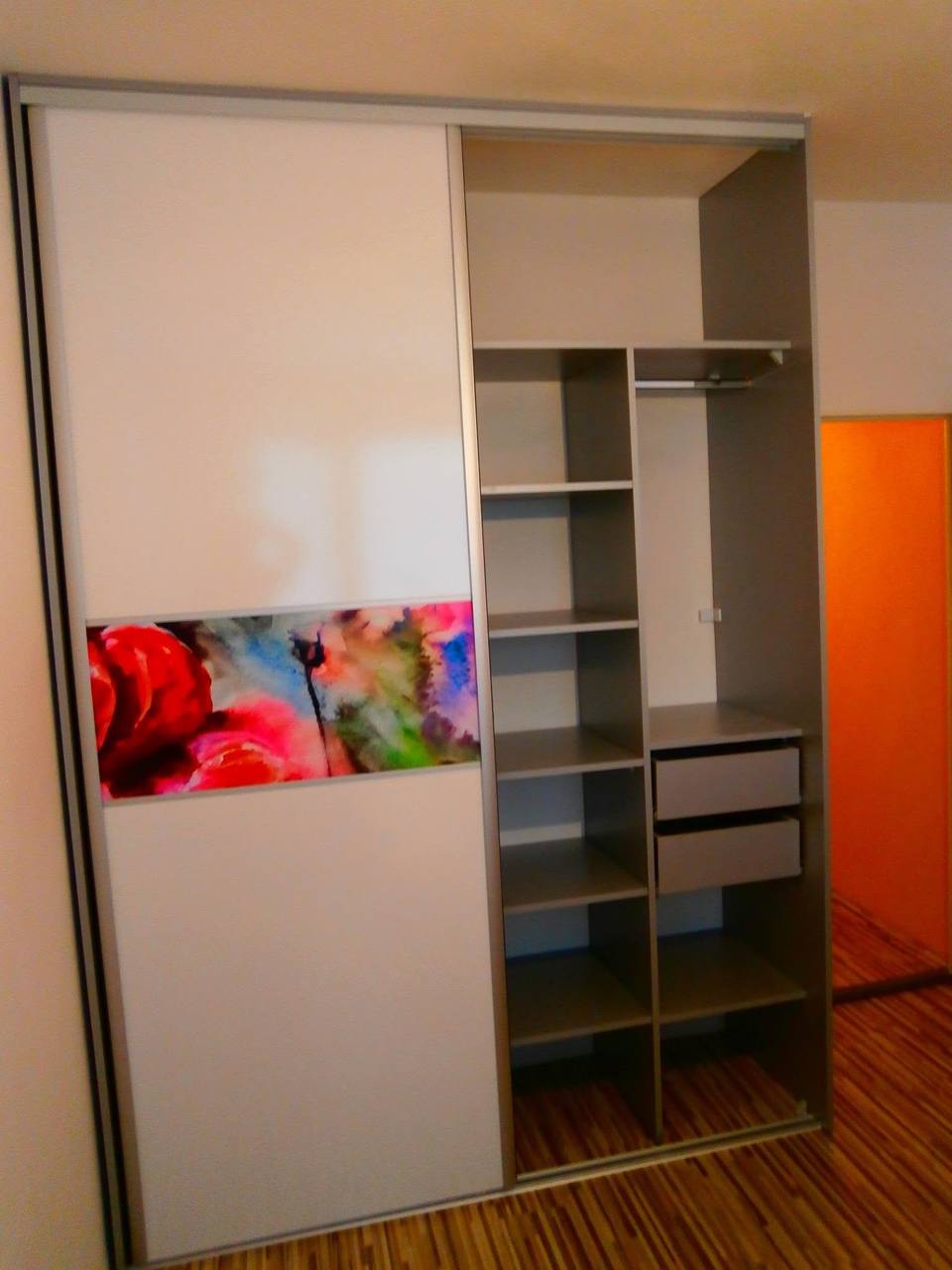 Weißer Kasten mit Blumen-Fotodruck, grauen Fachböden und Laden