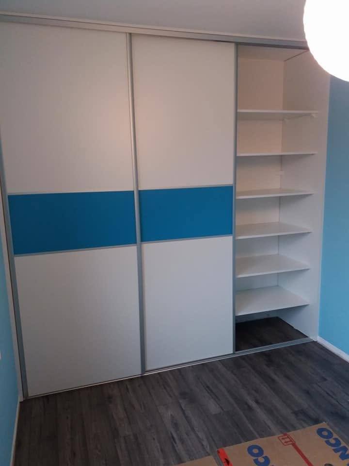 Schwebetürenkasten mit blauem Band und seitlichen Borden
