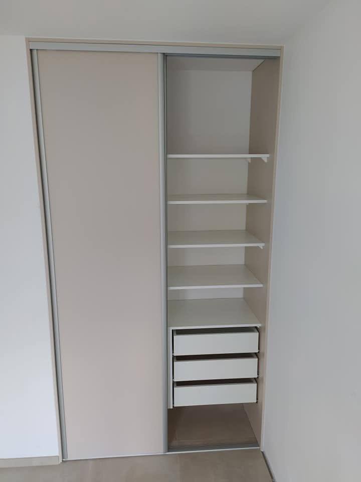 Weißer Schiebetürkasten mit offenem Bereich aus Fachböden und Laden.